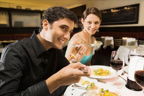 男情侣吃茭瓜,情侣共享茭瓜美食的浪漫瞬间