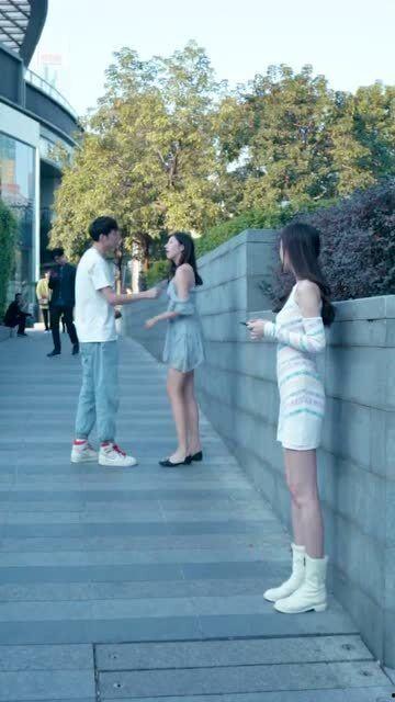 情侣吵架旁边保安吃瓜,现场直击，围观群众笑翻