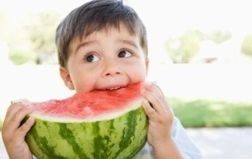 宝宝夏日吃瓜拍照技巧,萌态瞬间，定格美好时光
