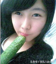 美女在地上吃瓜